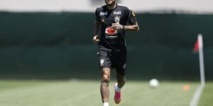 Neymar vai a campo pela primeira vez em treino da seleção brasileira