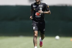 Neymar vai a campo pela primeira vez em treino da seleção brasileira