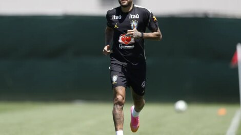 Neymar vai a campo pela primeira vez em treino da seleção brasileira