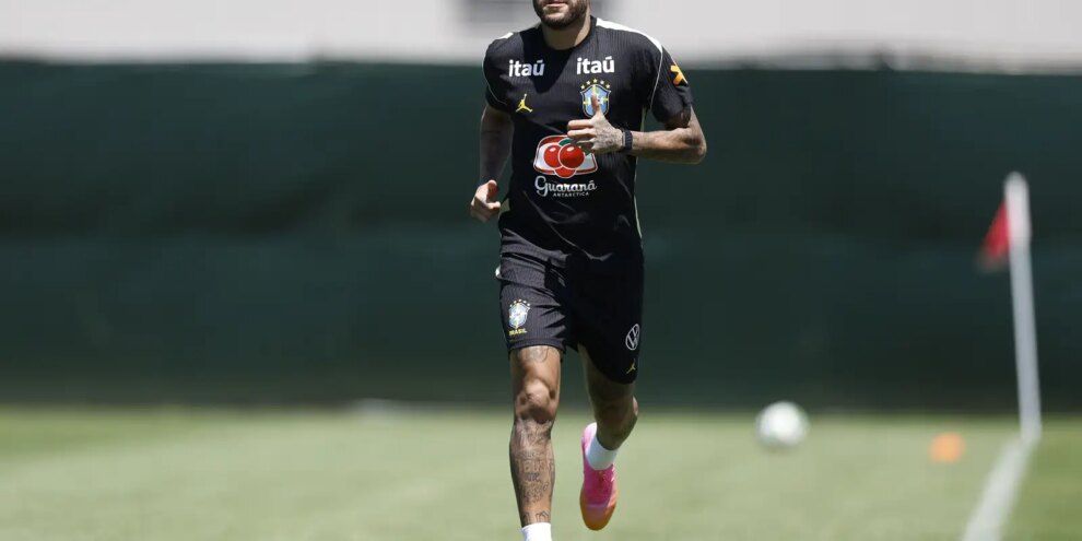 Neymar vai a campo pela primeira vez em treino da seleção brasileira