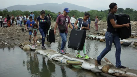 Número de refugiados e deslocados cai pela primeira vez em 10 anos, diz Acnur