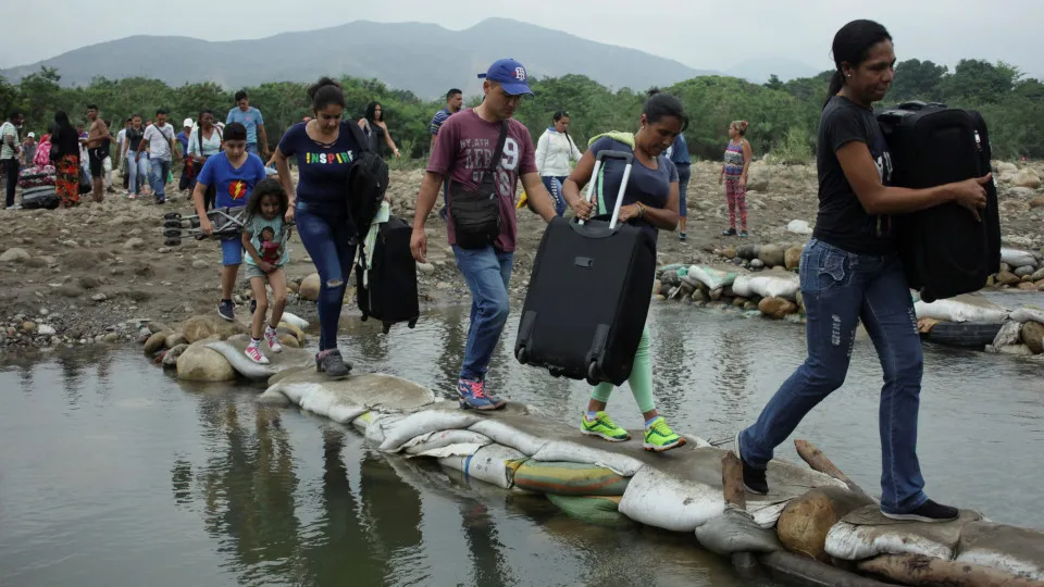 Número de refugiados e deslocados cai pela primeira vez em 10 anos, diz Acnur