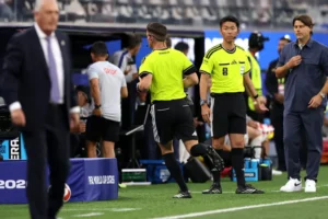 "O erro da Copa". Árbitro espanhol viola protocolo e levanta polêmica