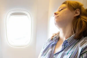 O truque viral para conseguir dormir no avião sem almofada de viagem