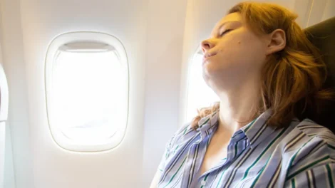 O truque viral para conseguir dormir no avião sem almofada de viagem