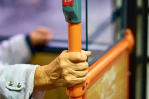 Oito cidades recuam e voltam a cobrar passagem de ônibus após tarifa zero, diz estudo