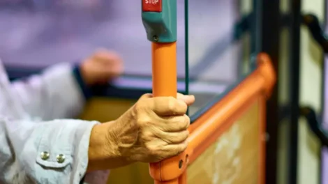 Oito cidades recuam e voltam a cobrar passagem de ônibus após tarifa zero, diz estudo