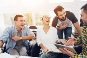 Os 3 signos que têm o "tipo de humor mais inteligente" do zodíaco