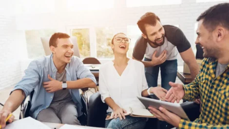Os 3 signos que têm o "tipo de humor mais inteligente" do zodíaco