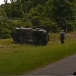 Pai foge com 4 filhos, capota carro e bebê é arremessada