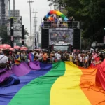 Parada LGBT+ reforça distância da direita e contrasta com Marcha para Jesus