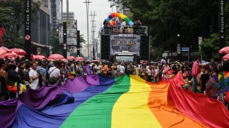 Parada LGBT+ reforça distância da direita e contrasta com Marcha para Jesus
