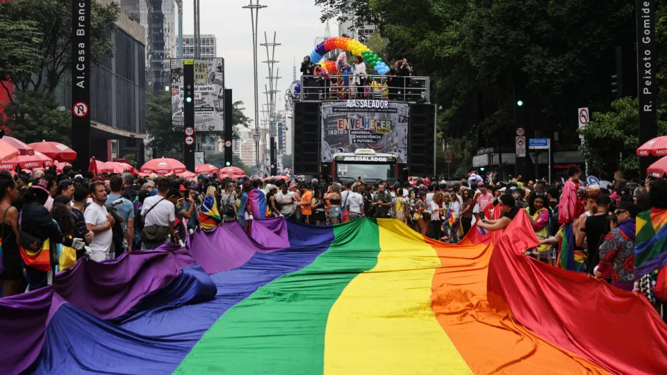 Parada LGBT+ reforça distância da direita e contrasta com Marcha para Jesus