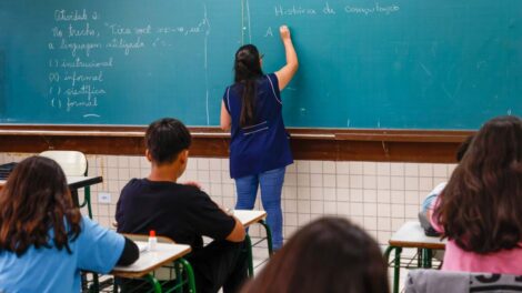 Paraná nomeia 917 professores concursados para a rede estadual; posse começa em julho