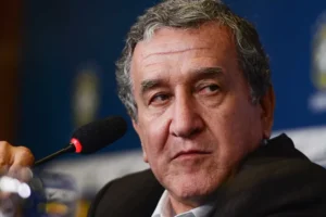 Parreira continua na UTI com insuficiência respiratória e leve melhora