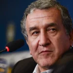 Parreira faz cirurgia, está na UTI e respira com ajuda de aparelhos