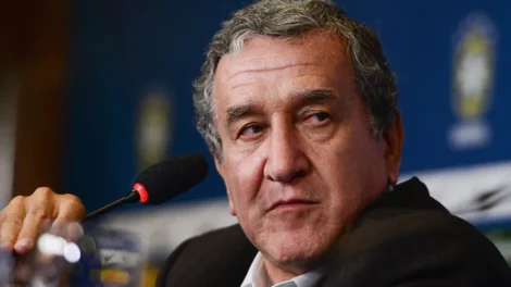 Parreira faz cirurgia, está na UTI e respira com ajuda de aparelhos