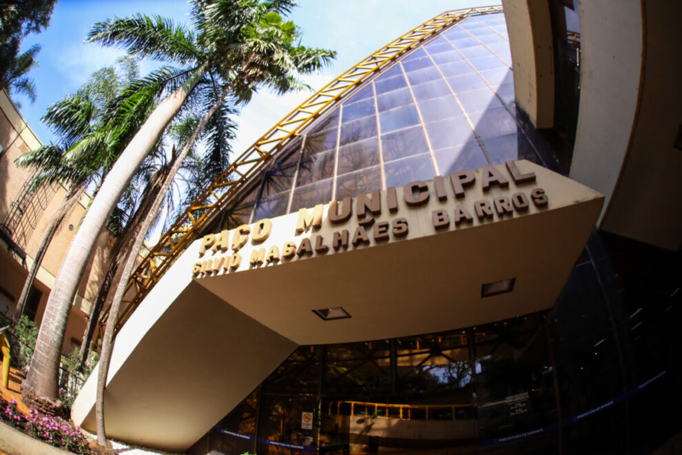 Parte do 13º salário dos servidores, aposentados e pensionistas é depositado em Maringá