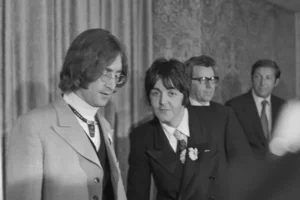 Paul McCartney diz que briga com John Lennon no fim dos Beatles doeu