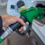 Petróleo despenca quase 5% e fica abaixo de US$ 90 após um mês e meio