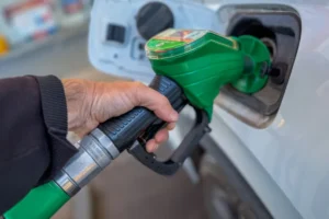 Petróleo despenca quase 5% e fica abaixo de US$ 90 após um mês e meio
