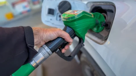 Petróleo despenca quase 5% e fica abaixo de US$ 90 após um mês e meio