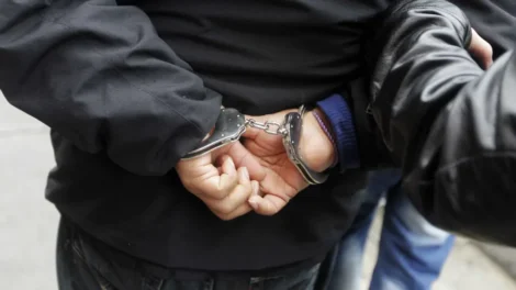 Polícia prende suspeito de pôr veneno de rato em remédio de companheira