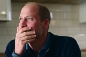 Príncipe William usa disfarces para frequentar bares e acompanhar jogos de futebol, diz jornal