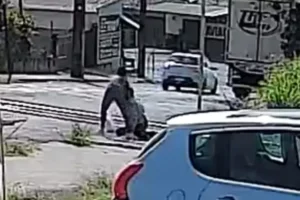 Professora salva homem de atropelamento em ferrovia e relata 'pavor de trem desde criança'
