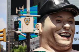 Protesto contra Grok e cetamina leva Musk inflável para ruas de NY