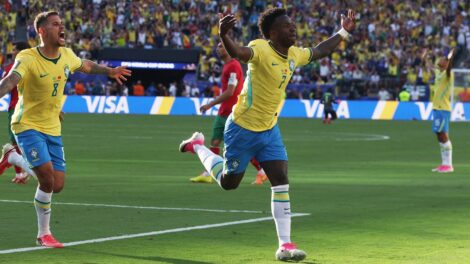 Raphinha, Vini Jr. e Douglas Santos se destacam nos números da estreia