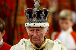 Rei Charles oferece hospedagem real, mas Harry mantém impasse sobre visita