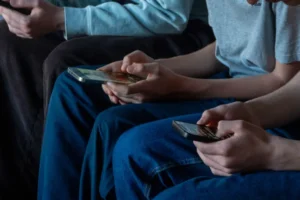 Reino Unido vai anunciar proibição do uso de redes sociais para menores