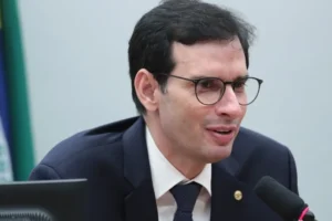 Relator mudará projeto de lei sobre 6x1 para evitar impacto de horas extras sobre empresas