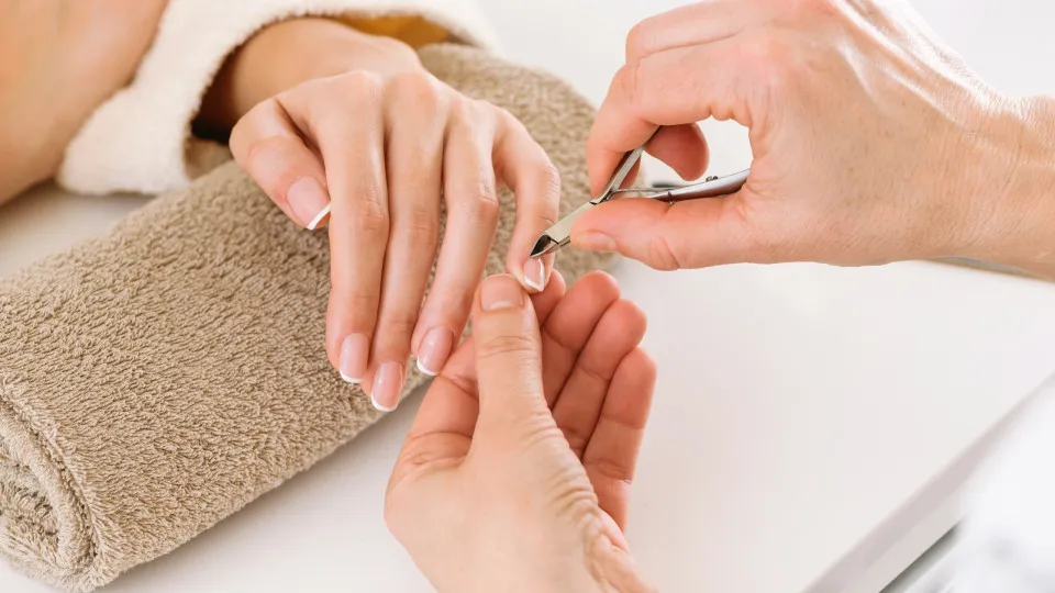 Remover ou não as cutículas? Especialistas explicam os riscos