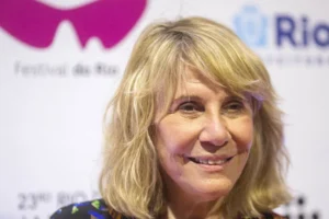 Renata Sorrah celebra 45 anos da filha médica nas redes sociais