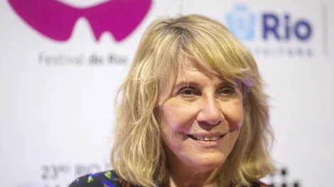 Renata Sorrah celebra 45 anos da filha médica nas redes sociais