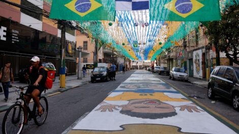 Ruas decoradas para Copa do Mundo reforçam vínculo comunitário no Rio