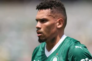 STJD suspende Paulinho, do Palmeiras, por gesto obsceno contra o Flamengo