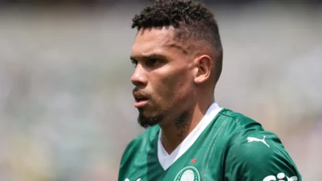 STJD suspende Paulinho, do Palmeiras, por gesto obsceno contra o Flamengo
