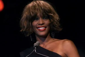 'Sabia que ela seria destruída', diz Oprah ao relembrar queda de Whitney Houston em programa