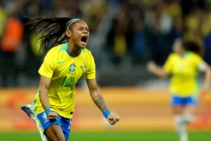 Sem Marta, Brasil ganha de virada dos EUA com festa e estádio cheio em SP