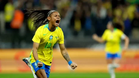 Sem Marta, Brasil ganha de virada dos EUA com festa e estádio cheio em SP