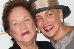 Sharon Stone chora ao falar da morte da mãe: "Tive deixá-la partir"