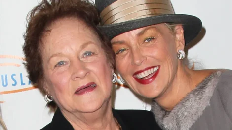 Sharon Stone chora ao falar da morte da mãe: "Tive deixá-la partir"