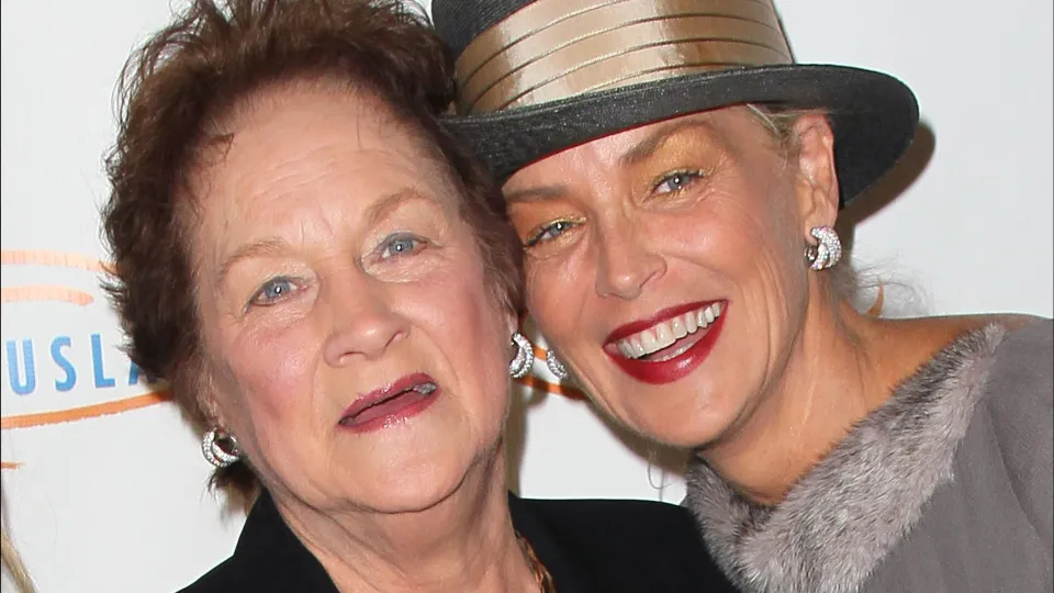 Sharon Stone chora ao falar da morte da mãe: "Tive deixá-la partir"