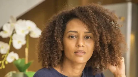 Taís Araujo vive no palco as aflições e os desejos de uma mulher em metamorfose