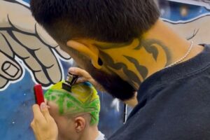 Tendência de cabelo colorido da Copa chegou em Maringá