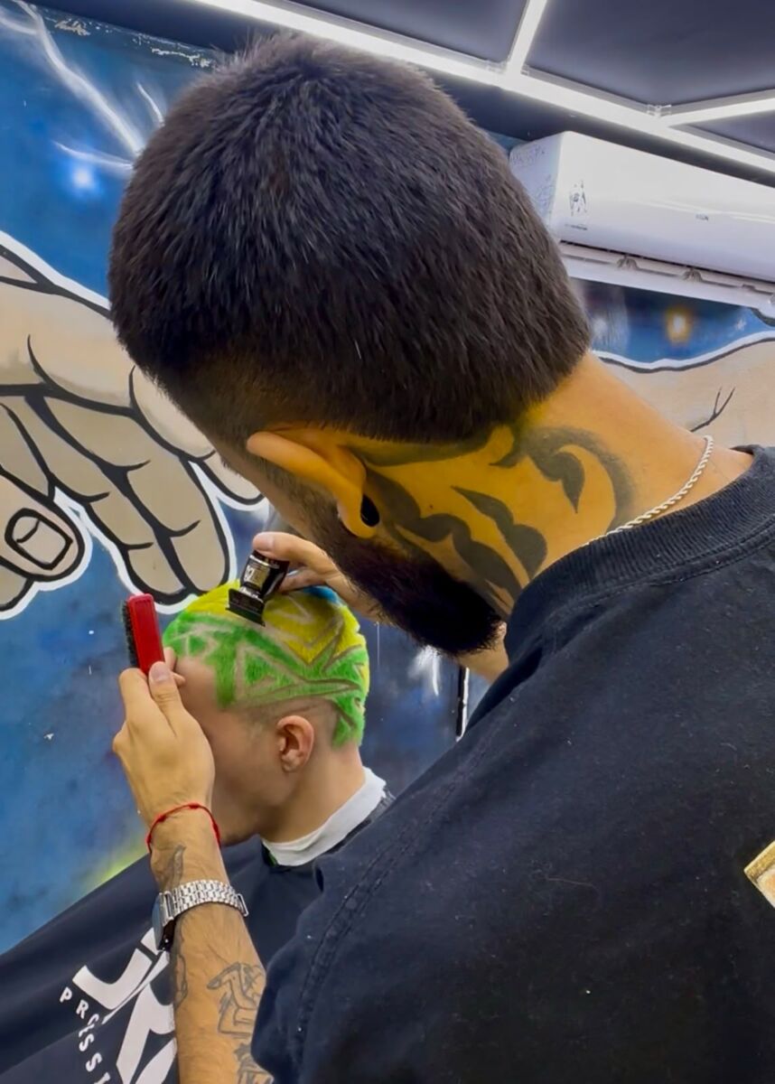 Tendência de cabelo colorido da Copa chegou em Maringá