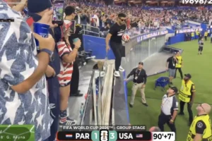 Torcedor tenta invadir gramado após gol dos EUA; vídeo